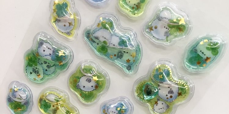 ぷにぷに感が楽しい「ウォーターシール」 カプセル状のパーツの中に液体が入っていて、動かすと中のパーツがぷかぷか揺れるのが特徴です。見た目のかわいさはもちろん、触ったり、中身が動く様子を眺めたりできるのも魅力♪