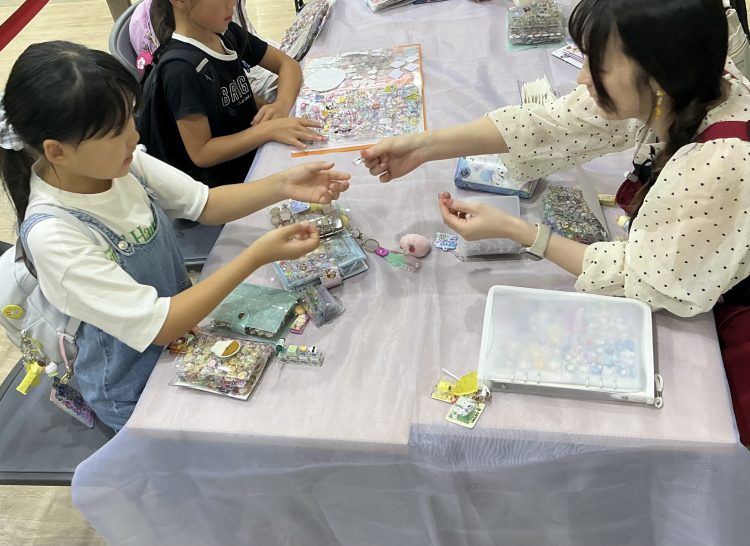 オリンピアシール交換会_オリンピアスタッフとシール交換会の様子_9月12日湘南モールFILL